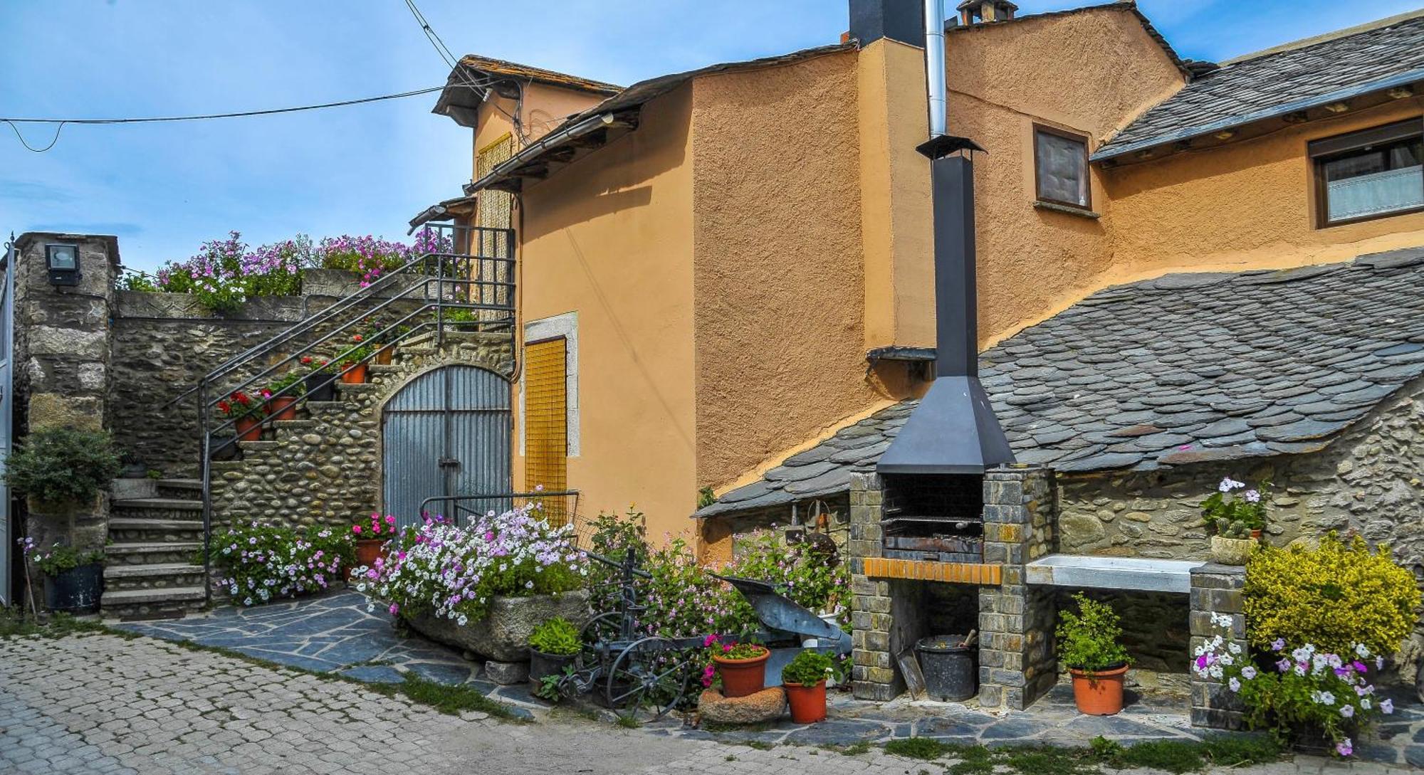 Gasthaus Cal Pascual Les Pereres Exterior foto